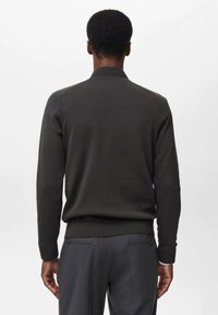Mørkegrøn sweatshirt med høj krave, ribbede manchetter og kant, lavet af et glat stof. Har et enkelt, rent design.