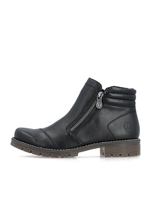 Bottine noire avec fermeture éclair sur le côté, talon bas, semelle texturée, coutures visibles et col rembourré à la cheville, présentée de profil sur fond blanc.