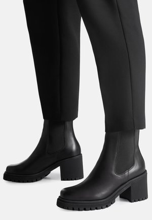 - Botki na platformie