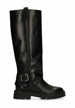 Hoge zwarte leren laars met dikke profielzool en decoratieve riem met zilveren gesp rond de enkel.