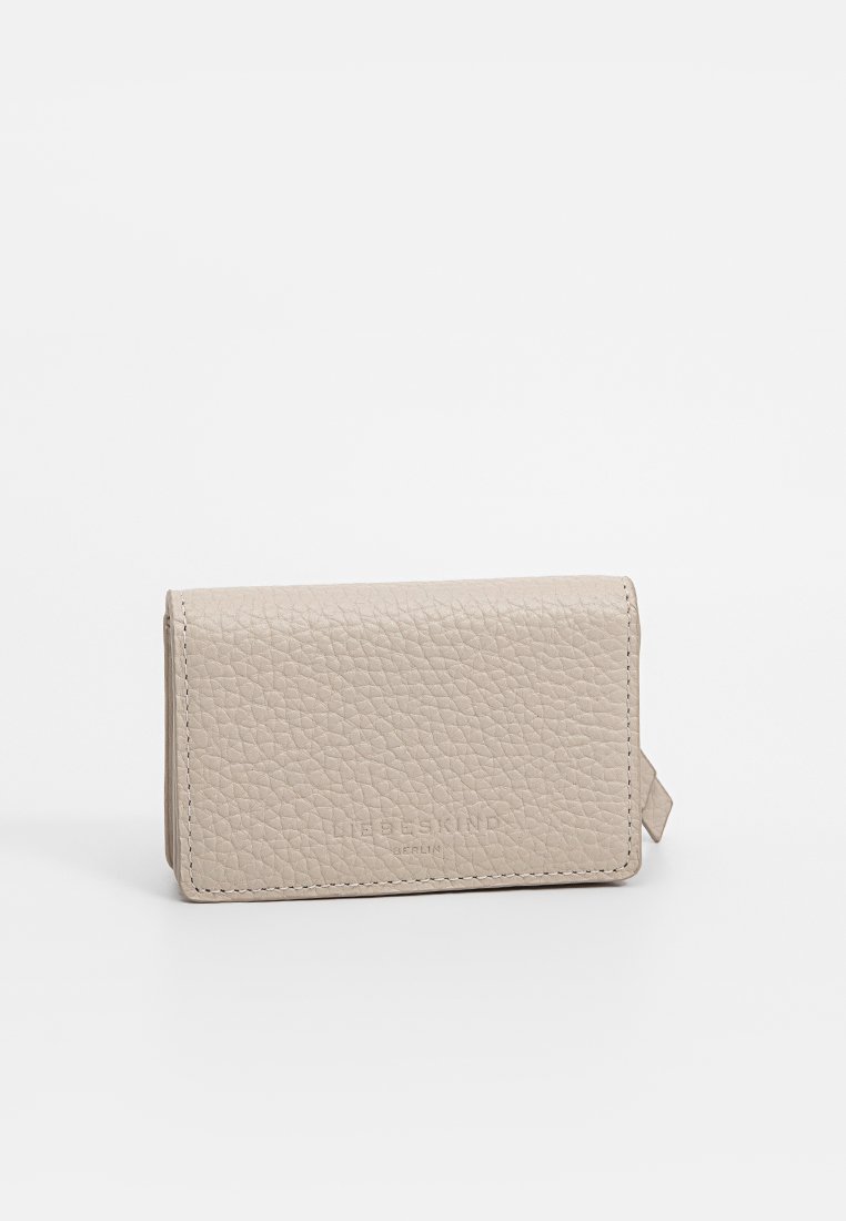 Portafoglio in pelle beige con finitura testurizzata, forma rettangolare e un discreto logo impresso sul fronte, dotato di chiusura a scatto.