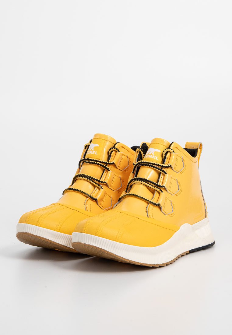 Wysokie sneakersy w jaskrawym żółtym kolorze, wykonane z gładkiego materiału syntetycznego. Posiadają czarne sznurówki, wzmocniony nosek oraz teksturowaną gumową podeszwę.