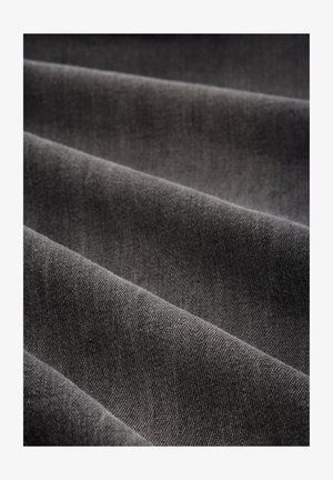 Tecido cinza escuro com uma textura suave, exibido em dobras. O entrelaçamento é apertado, mostrando uma superfície lisa e uniforme.