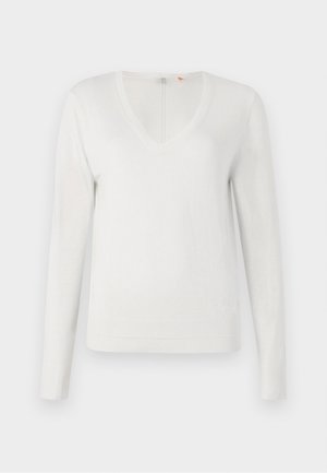 Fehér V nyakú pulóver puha anyagból, hosszú ujjal és bordázott szegéllyel és mandzsettával; sima textúra, minimalista dizájn.