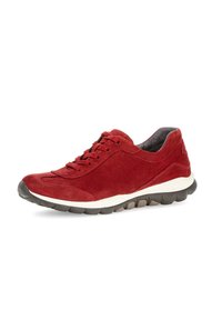 Sneaker rossa in suede con punta arrotondata, dettagli cuciti, design con lacci e suola in gomma con un motivo ondulato.