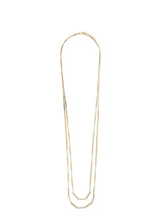 Długi naszyjnik z podwójną warstwą, z naprzemiennie umieszczonymi małymi złotymi i srebrnymi prostokątnymi blaszkami na cienkich złotych łańcuszkach, z zapięciem na karabińczyk.