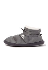 Pantufla acolchada gris con un suave cuello de forro polar blanco, acentos negros y suela de goma, que presenta un logo de marca decorativo.