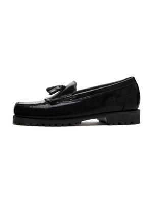 Mustast nahast loafer, millel on narmastega detailid, paks ja tugev tald ning küljele pressitud logo, profiilivaates valgel taustal.