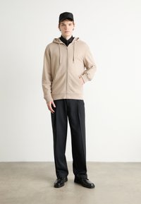 Calvin Klein Jeans LABEL ZIP THROUGH HOODIE - Majica s kapuljačom i patentnim zatvaračem - goat