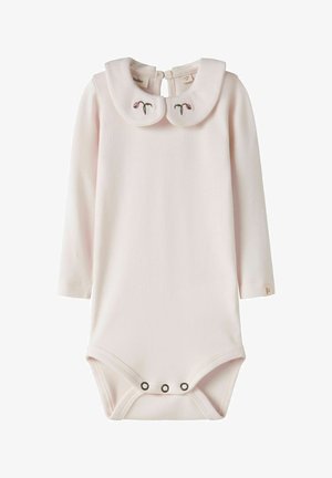 Jasnoróżowy bodysuit z długim rękawem i kołnierzykiem, zdobiony haftowanymi detalami kwiatowymi. Posiada zatrzaski u dołu oraz zamek z tyłu.