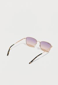 Ochelari de soare cu ramă metalică aurie, lentile degradate violet și brațe cu model de țestoasă, cu un accent verde.