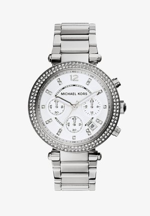 Montre-bracelet Michael Kors argentée avec lunette ornée de cristaux, cadran blanc, trois sous-cadrans, guichet date et bracelet à maillons métalliques.