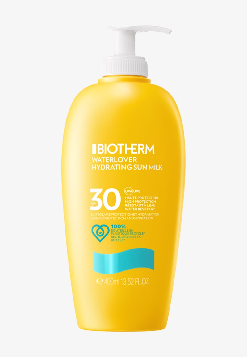 Geel Biotherm Waterlover Hydrating Sun Milk-flesje met witte pomp, SPF 30, waterbestendig, 400 ml, gemaakt van 100% gerecycled plastic.