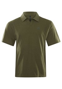 Olivgrön polo skjorta med korta ärmar, v-ringad krage och logotypdetalj på bröstet. Tillverkad av ett mjukt, lätt tyg.