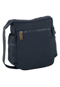 Schwarze Stoff-Crossbody-Tasche mit Reißverschluss, verstellbarem Tragegurt und Außenreißverschlussfach. Weiche Textur mit minimalistischem Design.