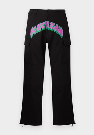 Fekete bőszárú cargo nadrág fedeles zsebekkel, a hátul derékrészen rózsaszín és zöld színű, színes "ICECREAM" felirattal.