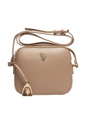 Bolso bandolera de cuero beige con correa ajustable y emblema de jinete de caballo en tono dorado en el frente y colgante decorativo.