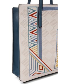 Borsa a spalla con corpo in pelle bianca trapuntata, ricamata con geometrie colorate in rosso, blu e giallo, e manici texturizzati blu.