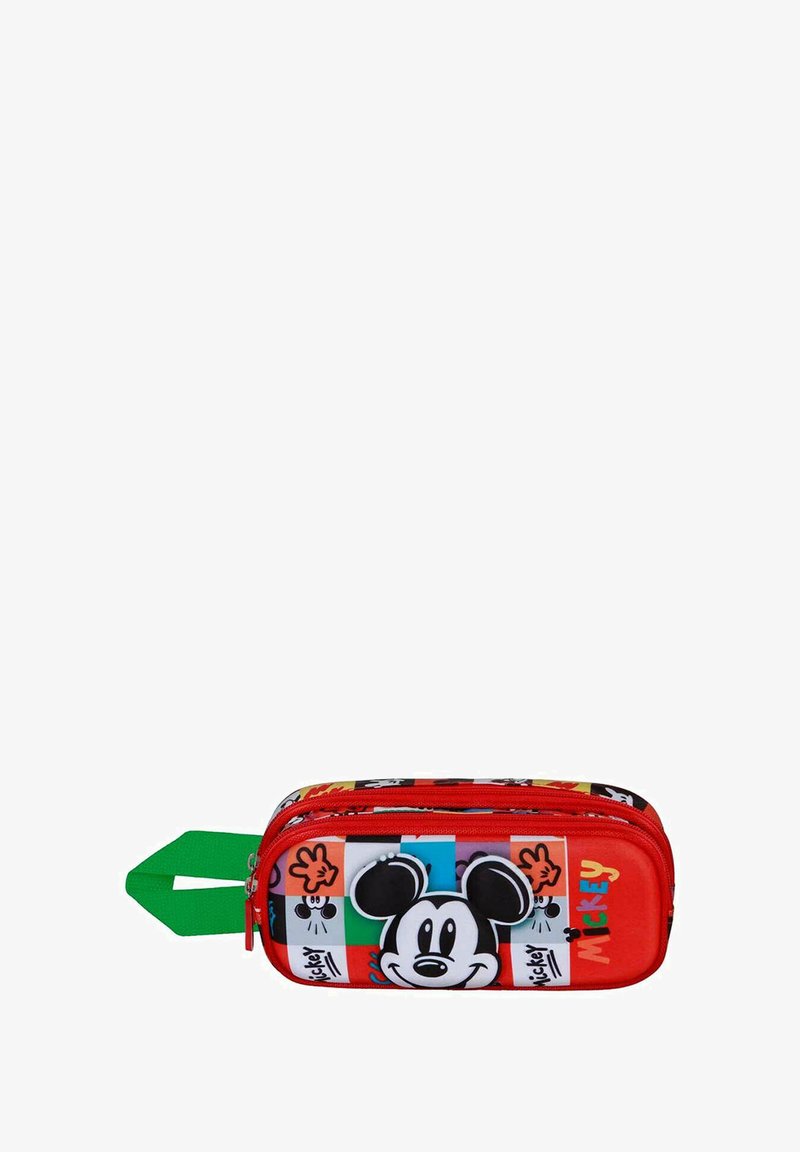 Estuche de lápices rojo con diseño de Mickey Mouse. Presenta un tirador de cremallera verde, forma rectangular y un patrón de cuadros colorido. Textura suave.