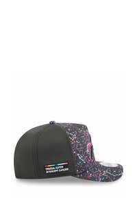 Casquette noire avec un motif éclaboussé coloré, visière plate et côtés perforés pour une meilleure respirabilité. Présente un patch logo "Crucial Catch" à l'avant.