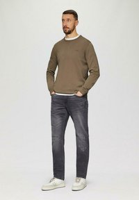 Olive green sweater with a crew neck, paired with dark gray distressed jeans and white sneakers. Simple design, standard fit.