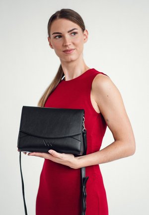 Schwarze Lederhandtasche mit strukturiertem Design, Frontklappe und verstellbarem Trageriemen. Verfügt über ein dezentes geprägtes Logo auf der Vorderseite.