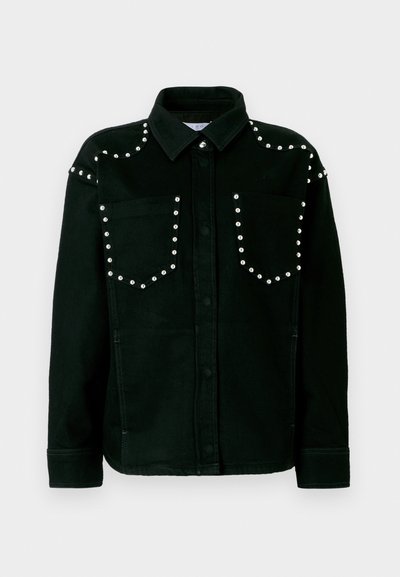 Czarna koszula z denimu z detalami w postaci srebrnych ćwieków na ramionach i kieszeniach, usztywnionym kołnierzykiem oraz zapięciem na guziki, z długimi rękawami.