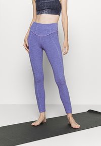 Lila, högmidjade leggings i ett strukturerat tyg med en melerad design. Släta sömmar och en slim-fit som är utformad för komfort.