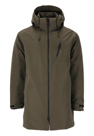 Giacca impermeabile verde oliva con colletto alto, cappuccio regolabile, zip frontale e tasca sul petto con dettagli hardware neri.