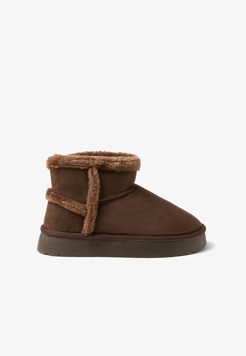 Botines marrones de ante suave, con ribete de piel sintética alrededor de la parte superior y suela de goma texturizada. Diseño sencillo con detalles mínimos.