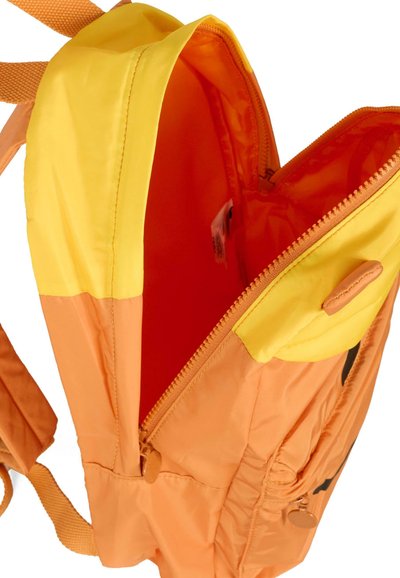 Sac à dos orange et jaune avec une fermeture éclair sur le dessus, présentant une texture lisse et un intérieur orange vif. Deux poches latérales externes incluses.