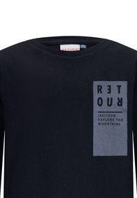 Schwarz langärmeliges T-Shirt aus Baumwolle mit einem grauen rechteckigen Druck, der den Text "RET" und "(RE)TOUR ENTDECKE DIE BERGE" enthält.