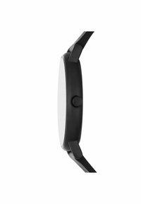 Reloj negro redondo con una esfera blanca lisa, que presenta un diseño minimalista y un botón de pulsar en el lateral. Correa negra con un acabado texturizado.