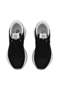 Sneaker nere con una combinazione di materiali in mesh e suede, suole bianche, lacci e soletta con la scritta "LE RAGAZZE CORRONO PIÙ VELOCI." Presenti dettagli dorati.