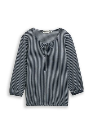 Blouse rayée verticale bleu marine et blanche avec manches trois-quarts et un lien à l'avant au col rond.