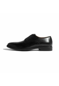 Scarpa da uomo in pelle nera con punta arrotondata e design elegante, cuciture minime e finitura liscia. Presenta un tacco basso e chiusura con lacci.