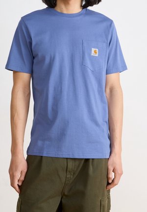 Niebieska bawełniana koszulka z krótkim rękawem, okrągłym dekoltem i kieszonką na lewym piersi, z kwadratową pomarańczową metką logo na kieszeni.