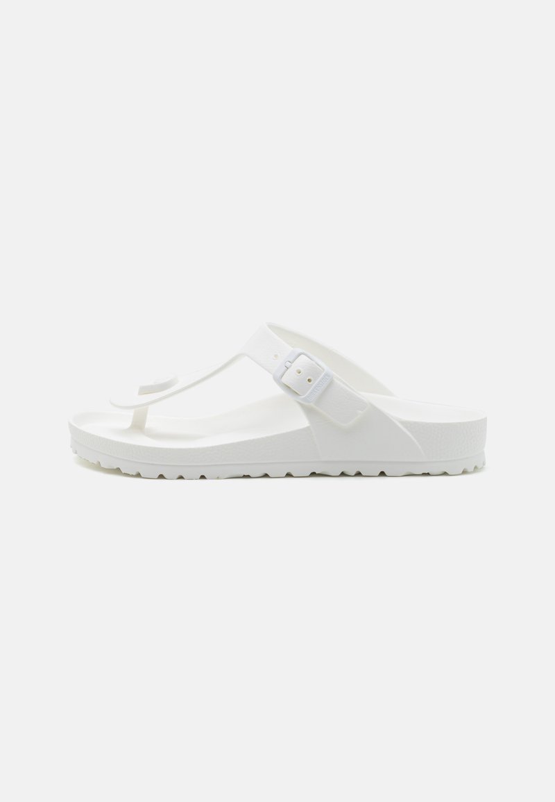 Hvit flip-flop sandal med teksturert såle, T-reimdesign, justerbar spenne og glatt materiale. Passer til hverdagslig bruk.
