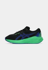 Chaussure de sport noire avec une semelle extérieure verte, des accents bleus et un dessus en mesh présentant un design à motifs. Légère et à la forme épurée.