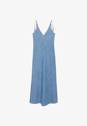Ärmelloses hellblaues Denimkleid mit dünnen verstellbaren Trägern und V-Ausschnitt, das zu einem midilangen Saum fließt.