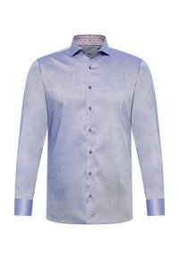  Lichtblauw overhemd met lange mouwen, voorzien van een subtiele structuur, knoopsluiting aan de voorkant en een gevoerde kraag met een patroon in rood, blauw en wit accenten.