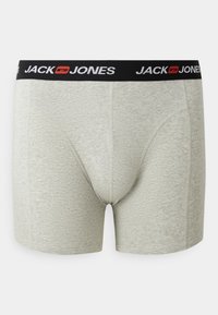 Graue Baumwoll-Boxershorts mit einem schwarzen Bund, auf dem "JACK & JONES" in weißer und roter Schrift steht, mit glatter Textur und figurschmeichelndem Design.