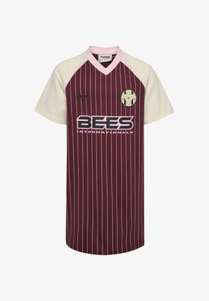 Bordeaux og creme-stribet fodboldtrøje med V-hals, korte ærmer og et logo-patch. Har fed tekst "BEES International" i pink.