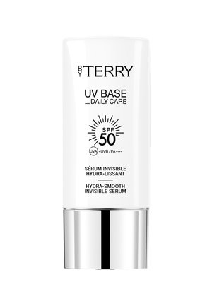 Tube de sérum By Terry UV Base Daily Care avec SPF 50, protection UVA/UVB, sérum hydra-lissant invisible, blanc avec bouchon argenté.