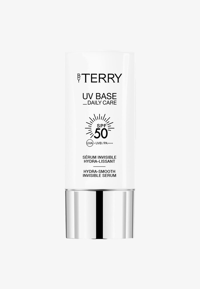 Tube de sérum By Terry UV Base Daily Care avec SPF 50, protection UVA/UVB, sérum hydra-lissant invisible, blanc avec bouchon argenté.