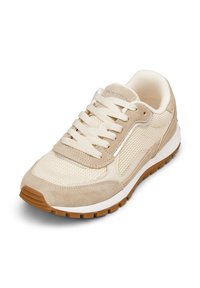 Chaussure de sport beige composée d'un mélange de mesh et de daim, avec des lacets plats, un col rembourré et une semelle en caoutchouc texturée.