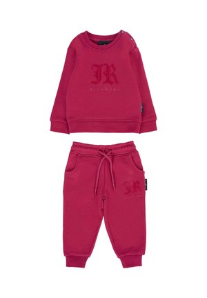 Sweatshirt en coton rouge avec col rond et boutons-pression, arborant un logo "R" ton sur ton. Associé à un pantalon de jogging rouge assorti avec poches.