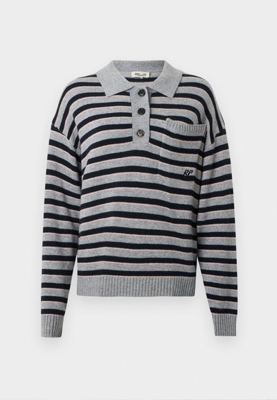 Triibuline kudumipusa hallis, millel on tumesinised ja helesinised triibud, krae, kolme nööbiga kinnitus ja väike rinnatasku.