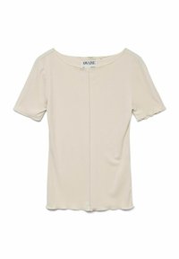 Lys beige kortærmet top med bred udskæring, glat tekstur og en central søm, der har subtile syningsdetaljer og bølgede kanter.