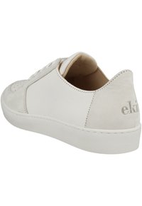 Hvide sneakers lavet af glat læder med anvendelse af ruskind. Har rund tå, flad sål og diskret branding på hælen. Renset minimalistisk design.